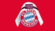 Bayern München mit einem Kaftan von Qatar Airways  