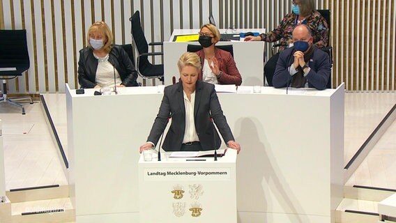 Ministerpräsidentin Manuela Schwesig spricht am Pult im Schweriner Landtag.  