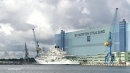 Die riesige Halle der MV-Werften in Stralsund von außen.  