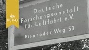 Eingangsschild am Gelände der "Deutsche Forschungsanstalt für Luftfahrt e.V." in Braunschweig (1963), heute Institut für Flugsystemtechnik des Deutschen Zentrums für Luft- und Raumfahrt (DLR)  