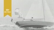Segelboot in sportlicher Fahrt bei einer Regatta auf der Ostsee (1962)  
