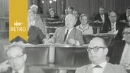 Abgeordnete sitzen während der Debatte an ihren Plätzen in der Hamburgischen Bürgerschaft (1962)  