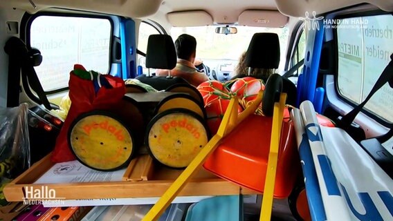 Ein vollgepacktes Auto des Kinderschutzbundes mit Kinderspielzeug. © Screenshot 