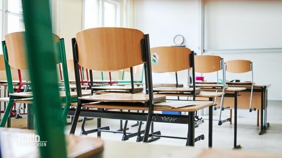 Ein Klassenraum mit hochgestellten Stühlen. © Screenshot 