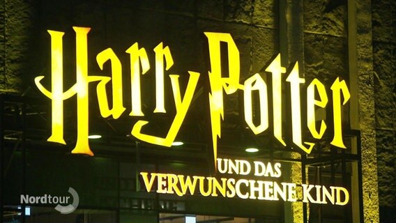 Schild mit Aufschrift: "Harry Potter und das verwunschene Kind" © Screenshot 