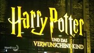 Schild mit Aufschrift: "Harry Potter und das verwunschene Kind" © Screenshot 