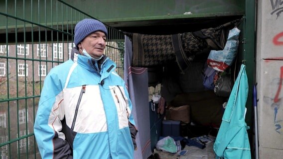 Robert steht unter der Brücke, wo sein obdachloser Bruder Andrzej lange gelebt hat. © Screenshot 