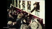 Erich Honecker reicht Helmut Schmidt 1981 in Güstrow einen Hustenbonbon durch ein Zugfenster. © Screenshot 