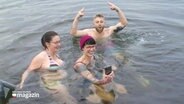 Iris Meschke, Philipp Jeß und eine weitere Schwimmerin machen ein Selfie im eiskalten Wasser. © Screenshot 