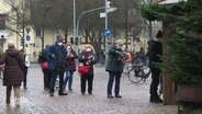 Menschen stehen in Oldenburg für ein 2G-Bändchen an. © Screenshot 