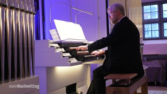 Kai Krakenberg spielt an einer Orgel. © Screenshot 