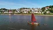 Ein Boot auf der Elbe vor Blankenese © Screenshot 