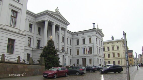 Die Staatskanzlei in Schwerin von außen © Screenshot 