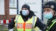 Zwei Beamte der Polizei Stralsund im Interview. © Screenshot 