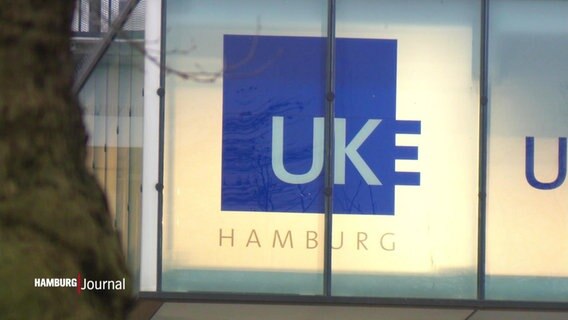 Ein Fenster mit der Aufschrift UKE Hamburg. © Screenshot 