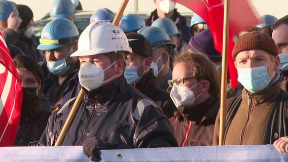 protestierende Werftarbeiter © Screenshot 