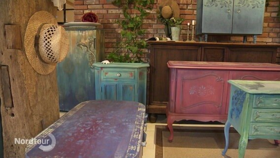 Bemalte Möbel in einem Showroom. © Screenshot 