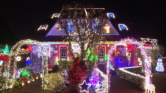 Eine weihnachtlich geschmückte Doppelhaushälfte in Lurup. © Screenshot 