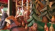 Weihnachtliche Holzschnitt-Motive auf einem Weihnachtsmarkt. © Screenshot 