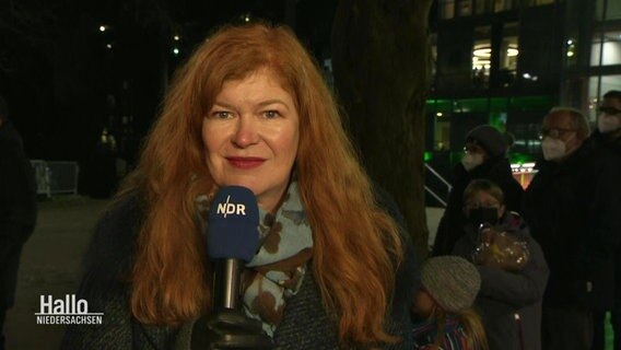 Die Reporterin Sophie Mühlmann berichtet aus Hannover. © Screenshot 