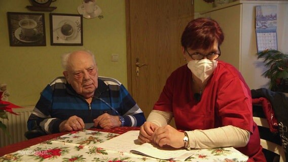 Medizinische Fachangestellte Ulrike Koch bei einem Patienten zu Hause. © Screenshot 