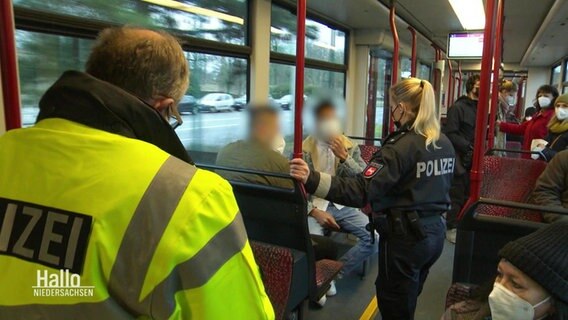 Polizeikontrolle in einem Bus. © Screenshot 