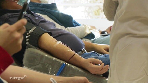 Mehrere Personen spenden Blut. © Screenshot 