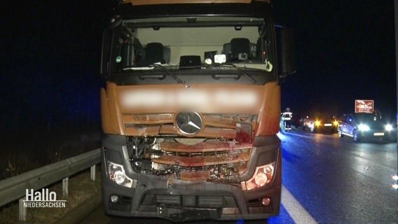 Ein beschädigter Lkw steht auf einem Autobahnabschitt. © Screenshot 