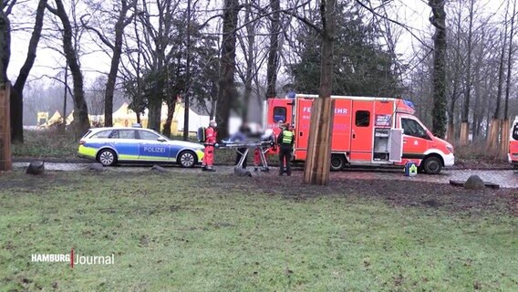 Rettungsdienste versorgen die Angeschossenen in Harburg. © Screenshot 
