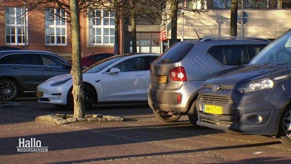Autos mit niederländischen Kennzeichen auf einem Parkplatz in Niedersachsen. © Screenshot 