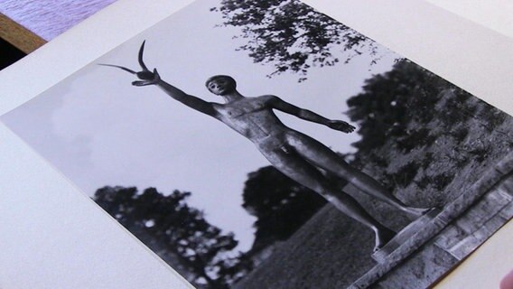 Schwarz-Weiß-Fotografie der Skulptur "Jüngling mit Möwe" des Bildhauers Fritz Fleer © Screenshot 