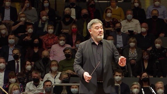 Alan Gilbert dirigiert das NDR Elbphilharmonie Orchester © Screenshot 