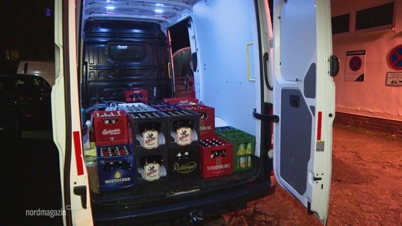 Blick in den Frachtraum eines Transporters in dem sich mehrere Kästen alkoholischer Getränke stapeln. © Screenshot 