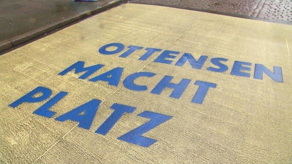 "Ottensen macht Platz" auf Asphalt gedruckt. © Screenshot 