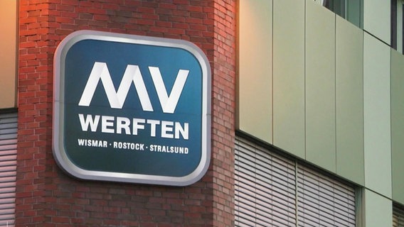 Logo der MV-Werften an einer Backsteinwand. © Screenshot 