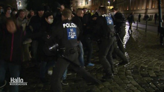 Handgreiflichkeiten zwischen Polizei und Demonstrierenden in Braunschweig. © Screenshot 