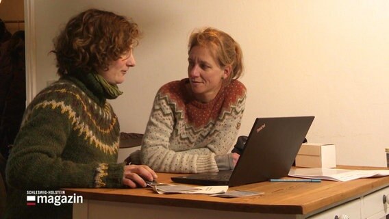 Zwei Frauen vor einem Laptop. © Screenshot 