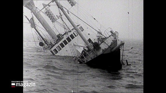 Eine schwarzweiße Archivaufnahme von 1957. Das Kieler Feuerschiff liegt schiff im Wasser. © Screenshot 