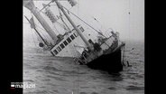 Eine schwarzweiße Archivaufnahme von 1957. Das Kieler Feuerschiff liegt schiff im Wasser. © Screenshot 