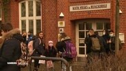 Schüler:innen vor einer Schule in Hamburg-Wilhelmsburg. © Screenshot 