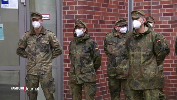 Fünf Soldaten stehen vor dem Gesundheitsamt. © Screenshot 