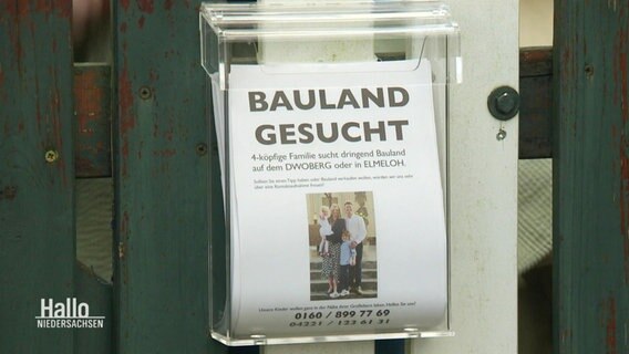 Ein Flyer einer Familie mit dem Titel "Bauland gesucht". © Screenshot 