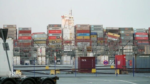 Blick auf die Container des Schiffs MSC Zoe © Screenshot 