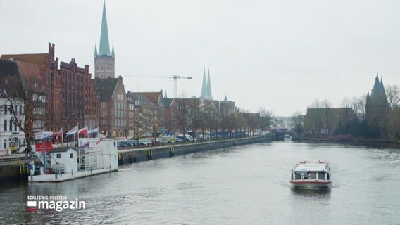 Blick auf die Trave in Lübeck an einem bewölkten Tag. © Screenshot 