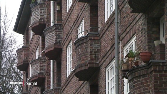 Die Balkons von Mietshäusern. © Screenshot 