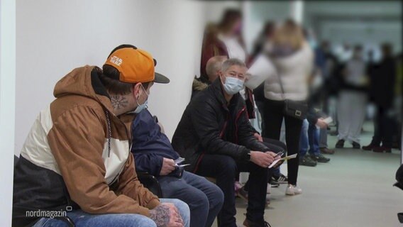 Wartende bei einer Impfaktion in Wolgast. © Screenshot 