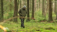 Falk Otto Brune spaziert durch den Wald. © Screenshot 