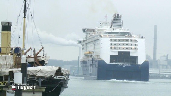 Ein Kreuzfahrtschiff verlässt den Kieler Hafen. © Screenshot 