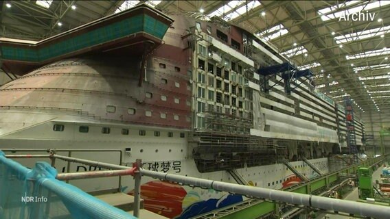 Ein Archivbild des noch nicht ganz fertiggestellten Kreuzfahrtschiffes Global Dream in eine Halle der MV-Werften. © Screenshot 