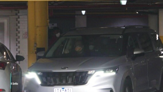 Der Tennisspieler Djokovic verlässt das Abschiebehotel mit einem Auto. © Screenshot 